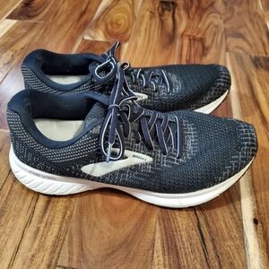 Brooks sz10 black with grey accent (box 1)